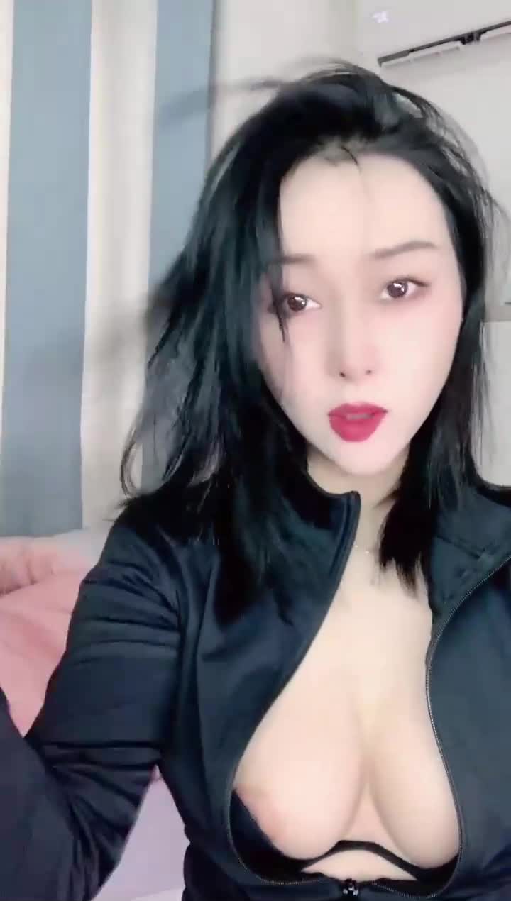顶级尤物比肩犯冰冰的颜值极品爆乳，掰开馒头嫩逼还特别粉嫩！顶级颜值