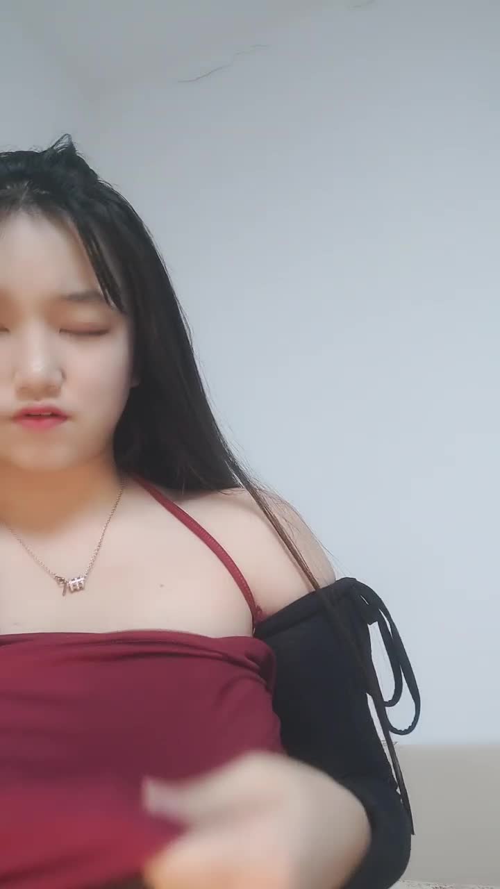 #精品主播 刚下海不久的小少妇，肤白貌美微胖极品奶子好大好白，无毛白虎逼跟狼友撩骚互动，脱光了诱惑狼友