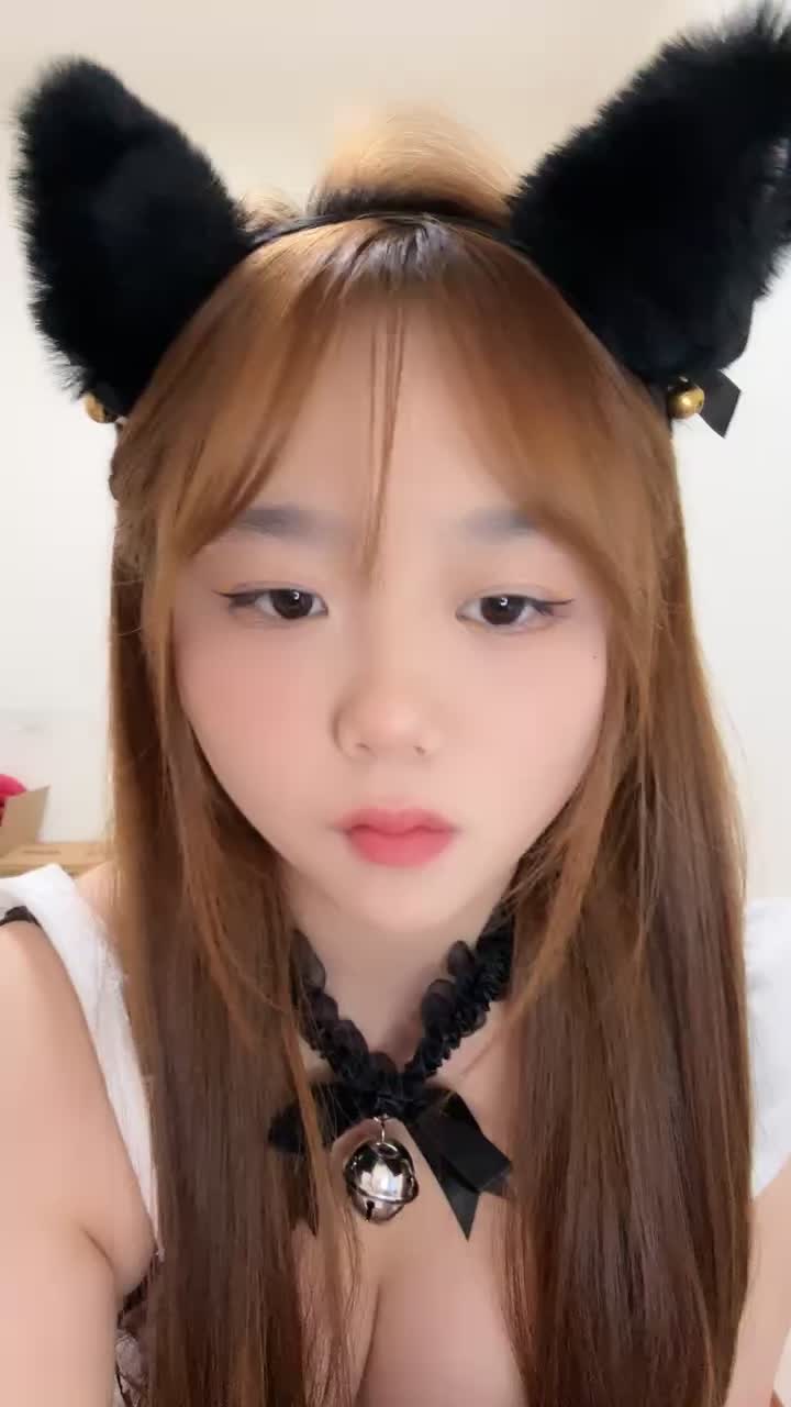 甜美微胖女神小野猫，女仆装诱惑精彩大秀，跟狼友互动撩骚听指挥，揉奶抠逼粉嫩小穴淫水直流好刺激 #国产 #萝莉 #反差