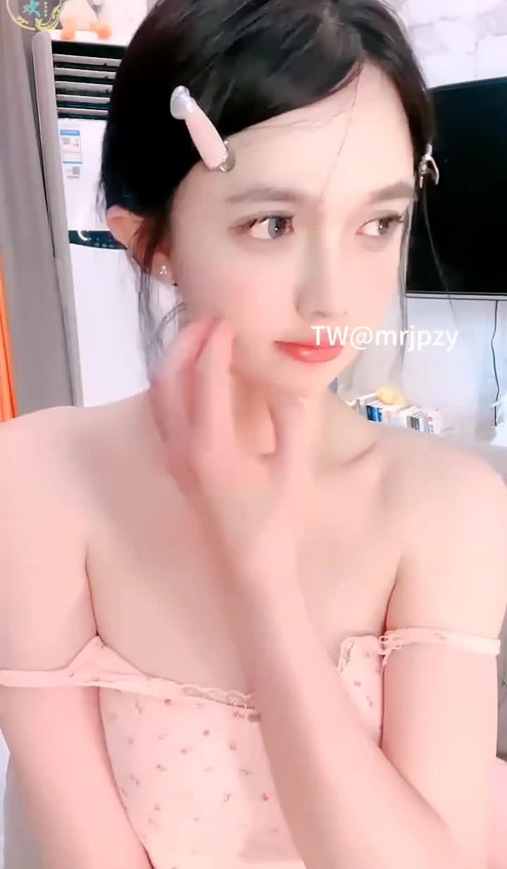 极品尤物女神 大胆露脸九头身高挑超模般的身材，逼粉奶大人形小母狗，风情万种美乳丰臀