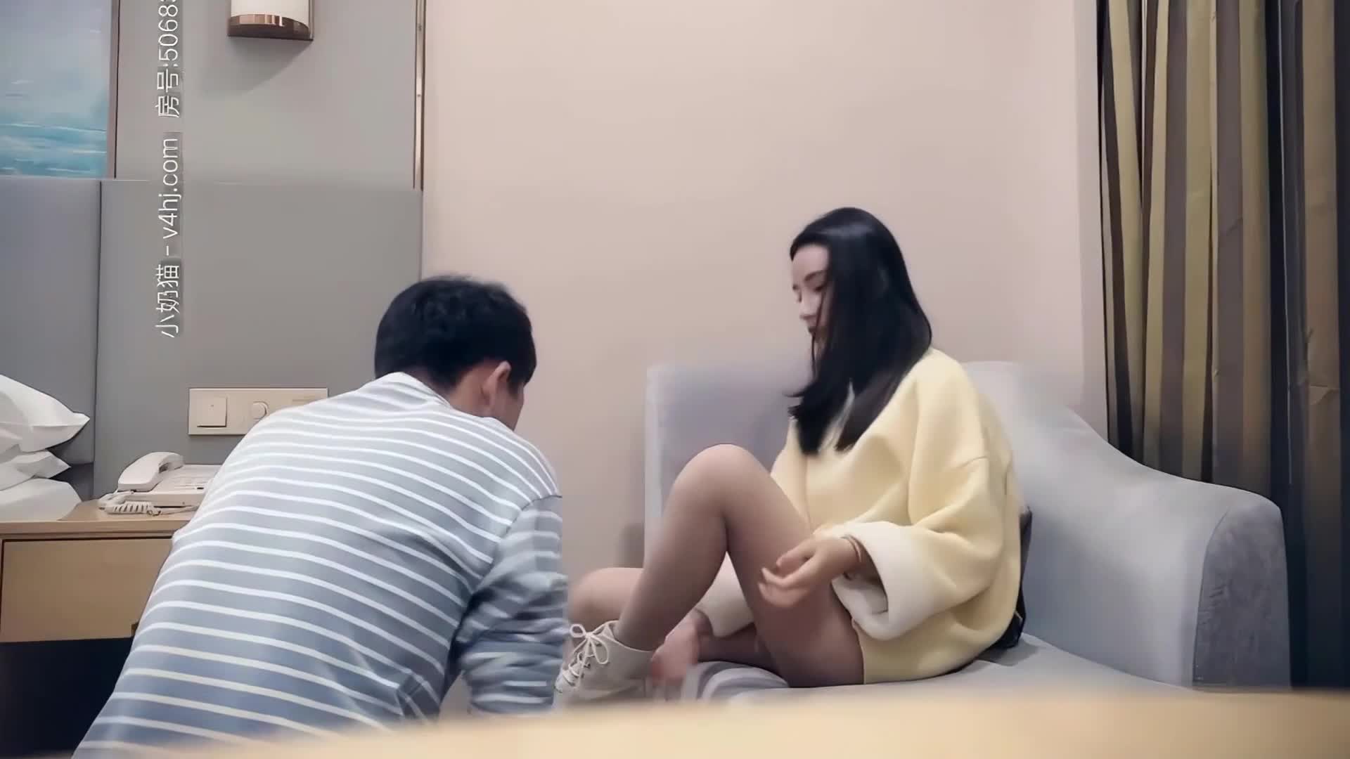 #半糖 #小妲己 #直播高颜小姐姐 内裤都湿了 身材苗条逼毛浓密 在沙发被小哥各种姿势爆操太猛套套掉逼里抠半天