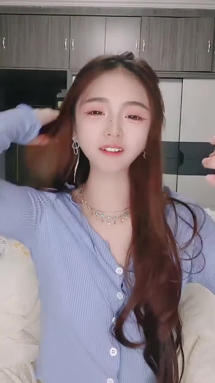 #小樱桃 小妹妹超嫩粉穴自慰像噴泉 高潮呻吟爽的用盆接