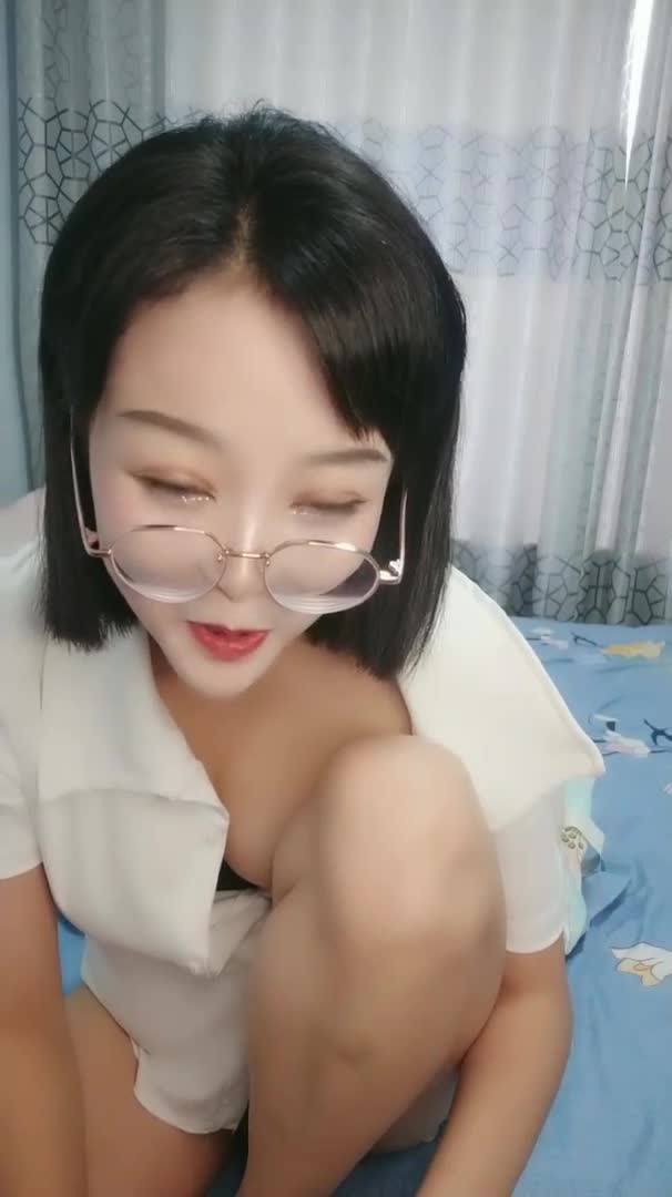 #半糖 #小妲己 #直播气质不错的骚女，丝袜高跟露脸诱惑狼友，听指挥掏出骚奶子揉捏，慢慢脱光自慰逼逼呻吟，浪叫不止精彩别错过
