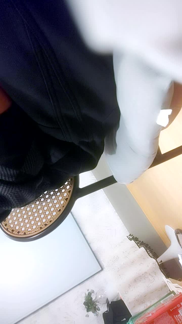 #半糖 #小妲己 #直播探花约了个妹子拍摄操逼，穿上吊带黑丝摆姿势，10成黑逼后入一顿操