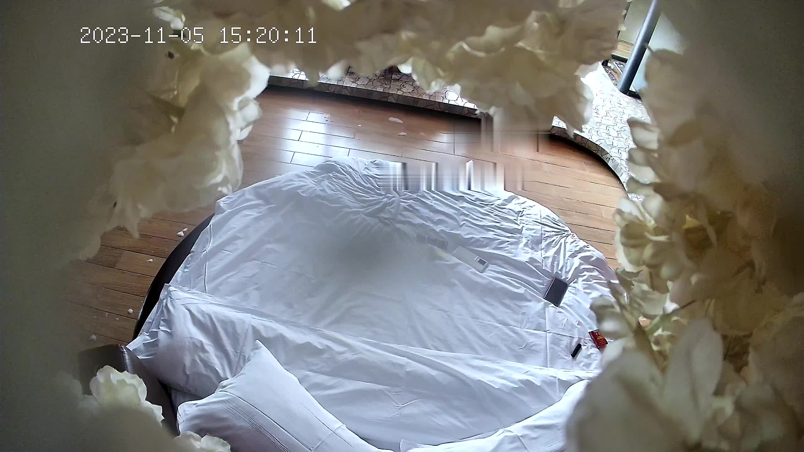 单位里公交车级别的漂亮少妇和男人偷情，孩子打电话过来 谎称在做美容！