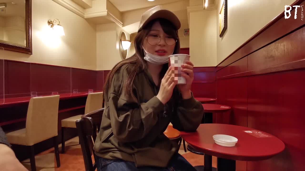 顶级恋物清纯可爱眼镜女孩街头搭讪交易让我看看你的身体衣服下隐藏这一对美乳