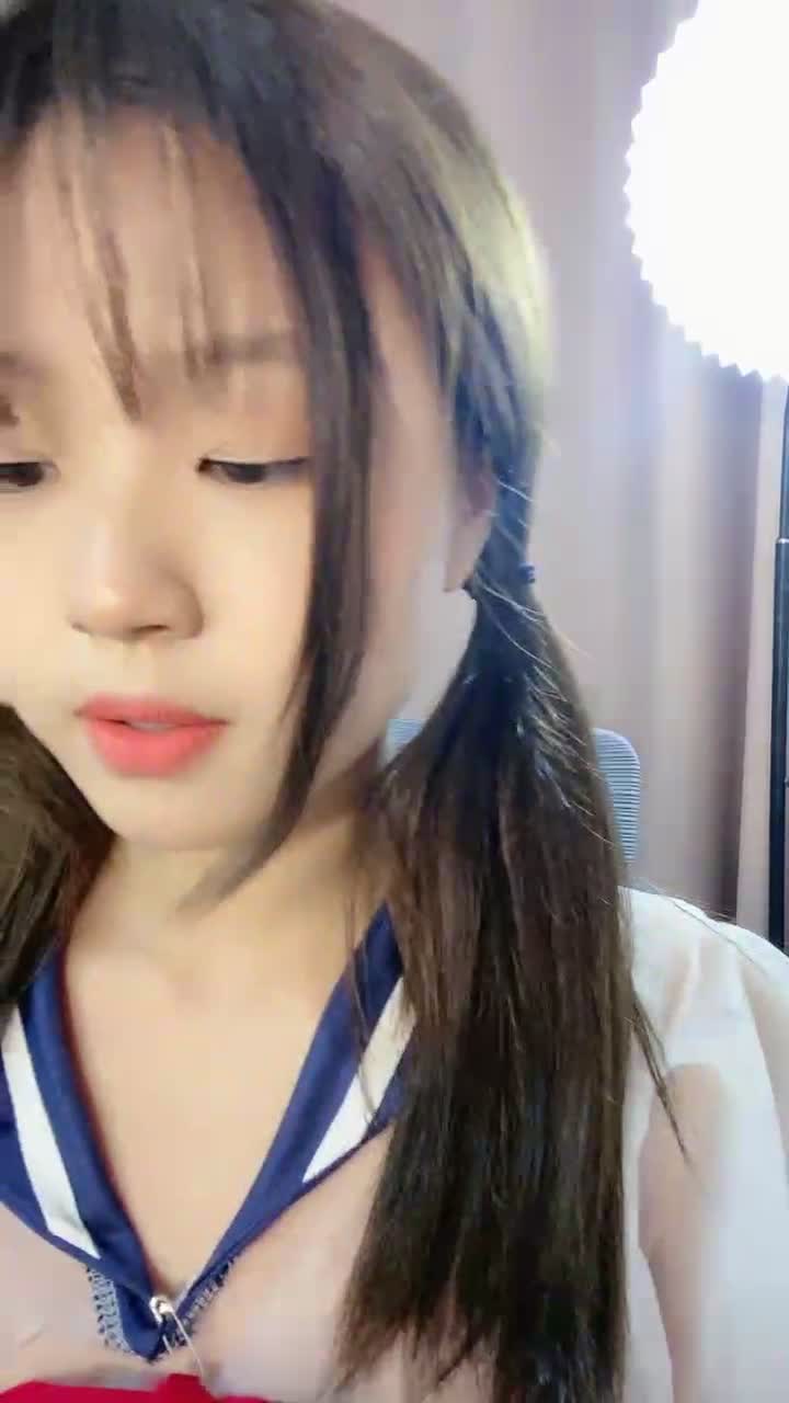 纯欲天花板，双马尾美少女，情趣装短裙扭腰摆臀，无毛小骚逼道具猛捅跳蛋震，高潮淫水直流