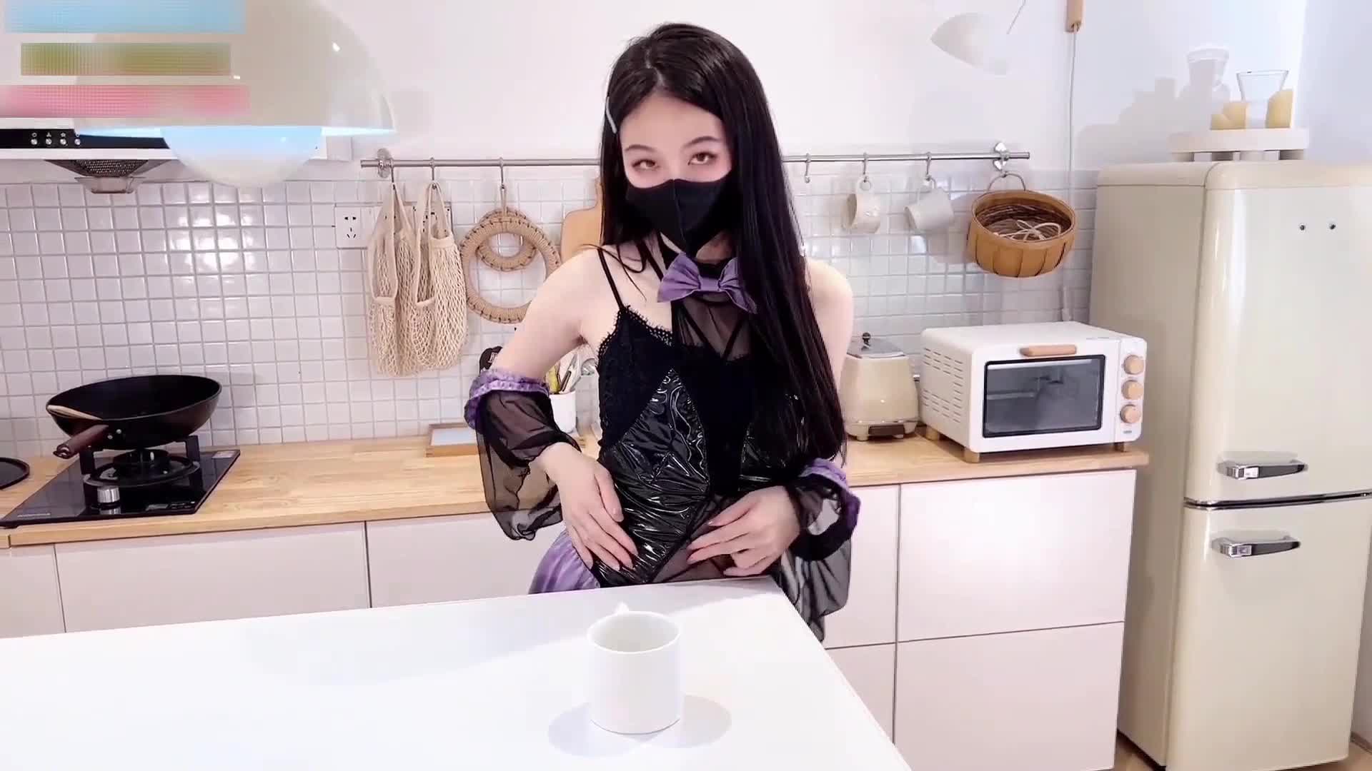 00后可爱小女仆 清纯靓丽的外表下有一颗淫荡的心 撅高高屁股主动用小穴温暖爸爸的大鸡巴防狼喷雾 一件代发