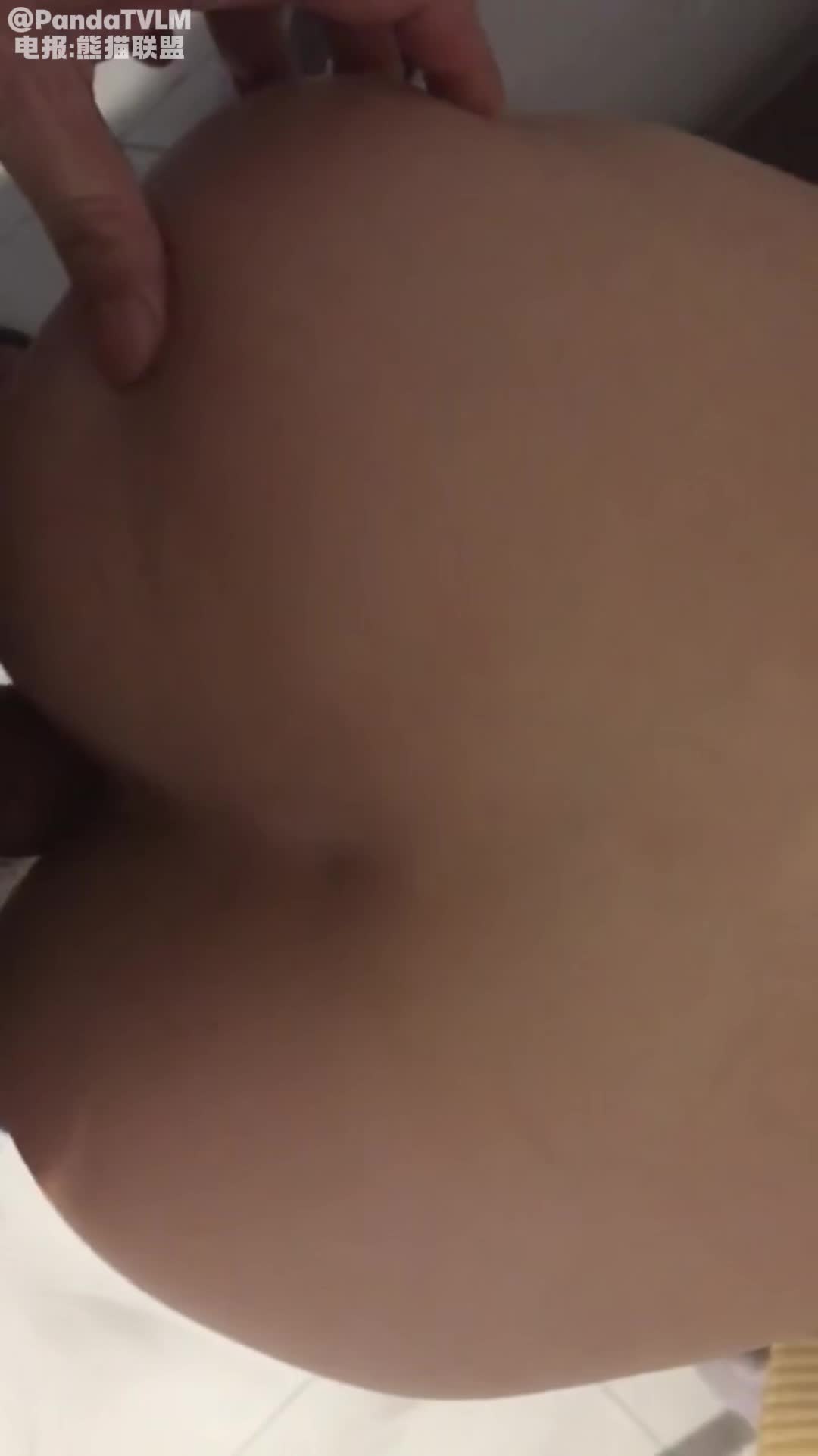 熟女大阿姨 找个人3P好不好骚逼 不行啊 大白天在家偷情 都不敢大声叫 小内内挡脸一拳把手机打掉了