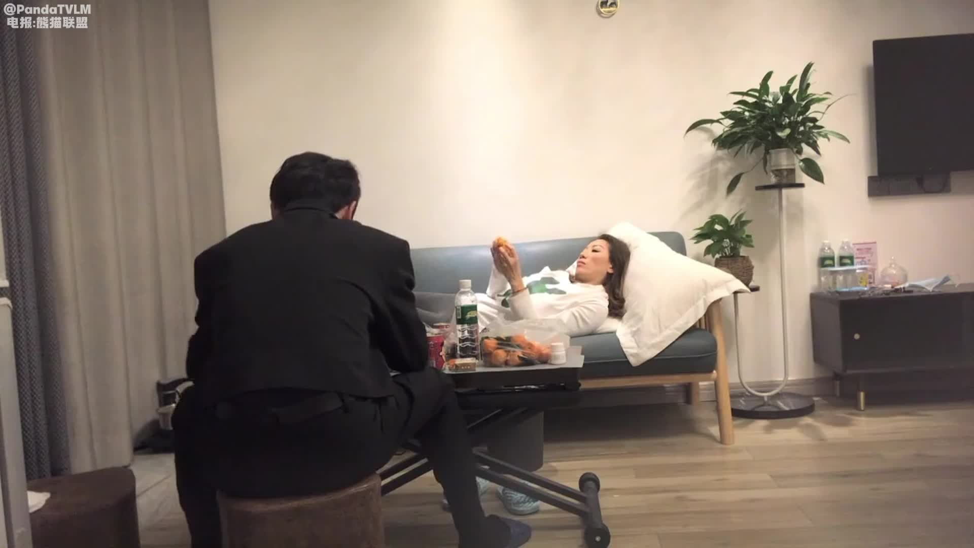 #熟女探花漂亮熟女大姐 哦靠我厕所都还没有上完 小伙被大姐上位骑乘霍霍没几分钟射了没来得及换第二个姿势