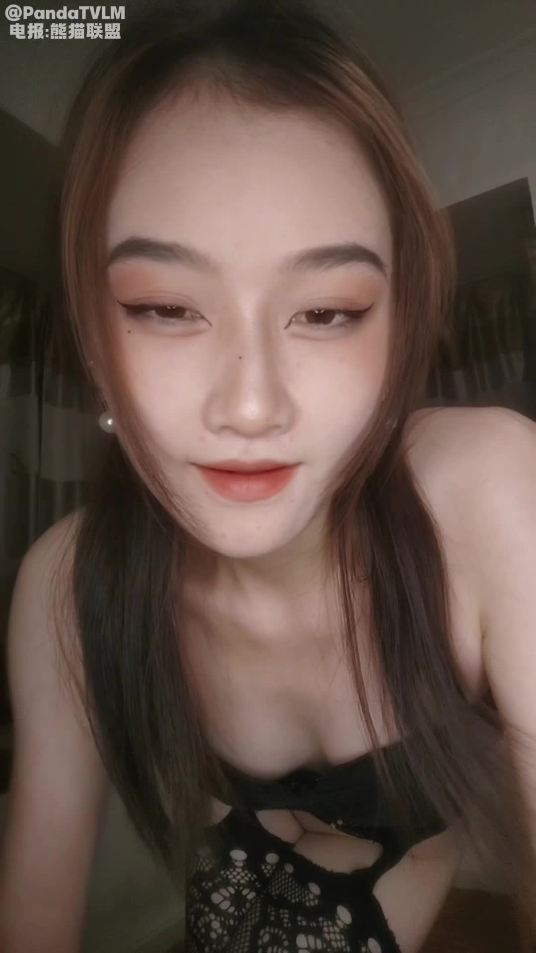 气质尤物美少妇 吊带网袜无毛美穴，埋头吸吮吃屌，主动骑乘位插穴，极品美臀上下套弄