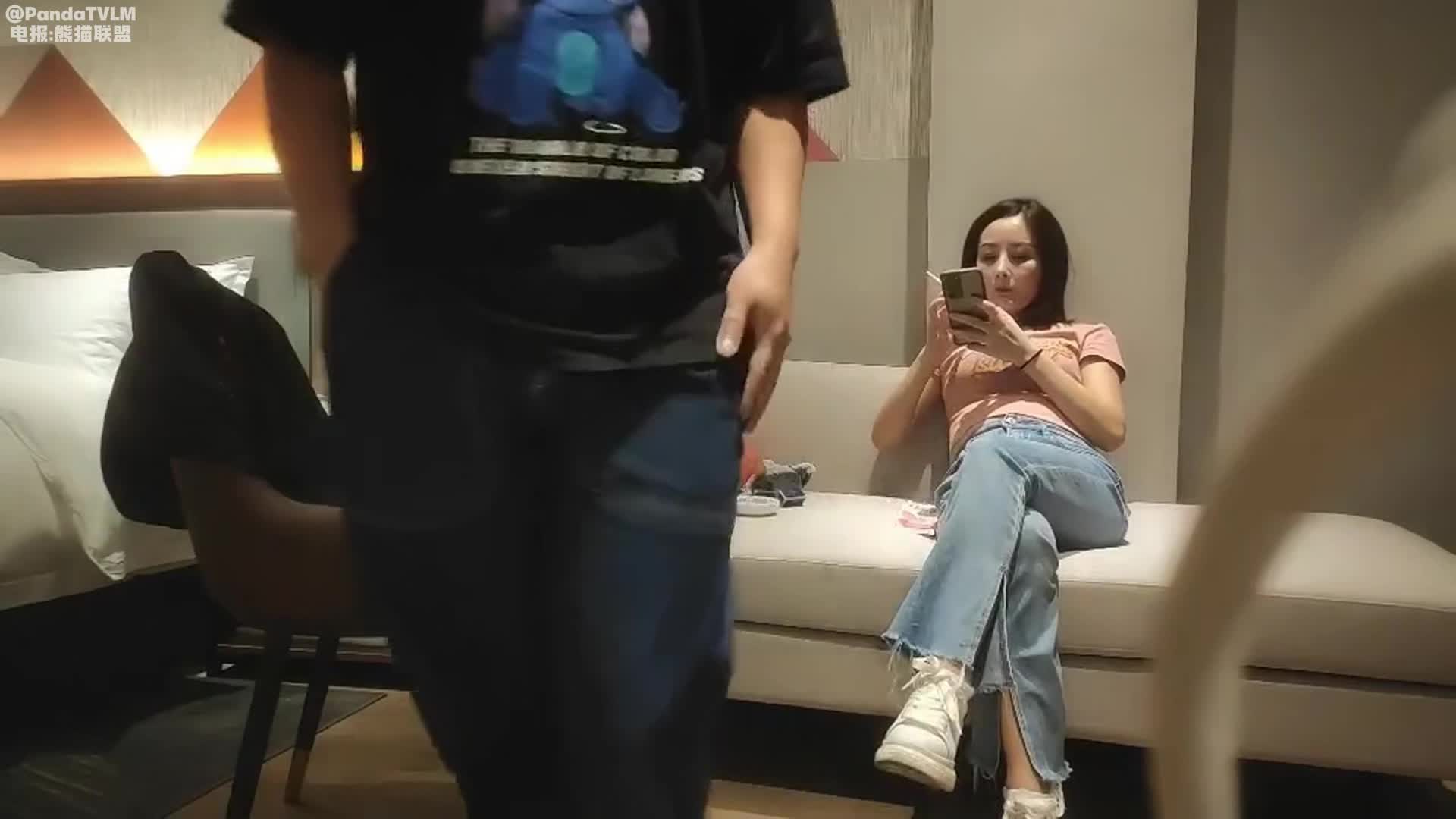 漂亮黑丝轻熟女 快点用力顶我 操的逼好爽 深一点再深一点我要来了 好会挑逗吃鸡舔菊花沙发操到床上