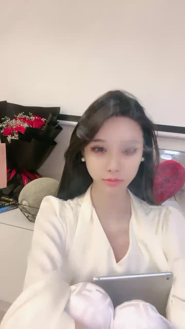 《硬核极品网红》万粉推特魔鬼身材撸铁女神定制内容，讲解女性生理构造等，力量感表层下是反差的骚浪感