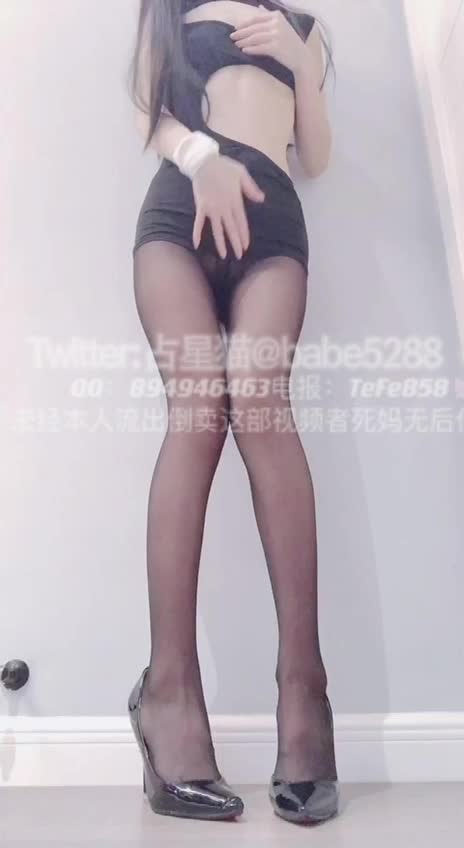 安然青春的胴体散发着诱人的肉光奶子不大不小挺翘圆润