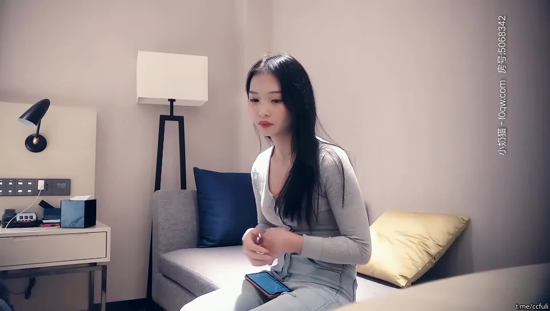 【#七天极品探花】兼职小幼师，00后清纯小萝莉羞涩温柔，玲珑玉体沙发抠穴花式啪啪防狼喷雾 一件代发