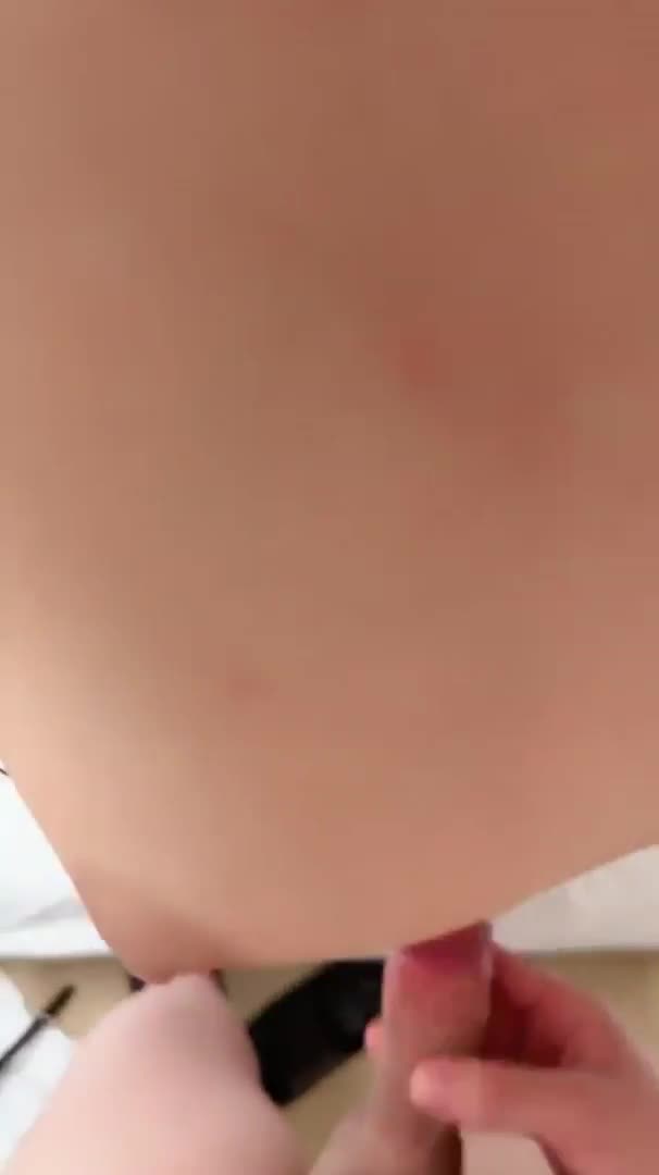 极品尤物外围美女，笑起来甜美，坚挺奶子，扒下内舔骚逼，骑乘位猛插穴，娇喘呻吟诱惑