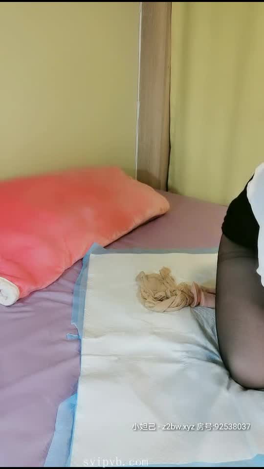 #熟女 #直播 #爱穿丝袜的少妇
农村小少妇大尺度直播，小妲己平台的骚货，喜欢丝袜熟女的小伙伴不要错过呀

关键词   爱穿丝袜的少妇  点击即可复制

进资源搜索群发送关键词查看更多

快手熟女福利频道（合集收集）_4
