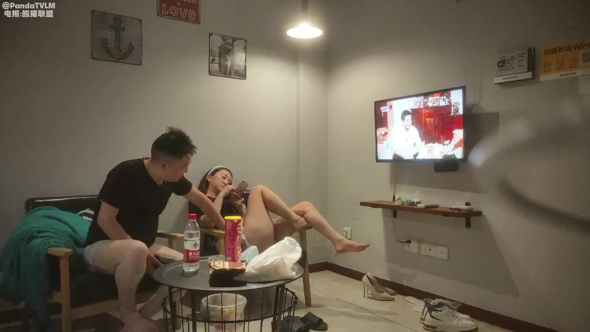 小胖哥酒店约炮刚刚离异的人妻少妇女同事骚的很各种姿势操都满足不了