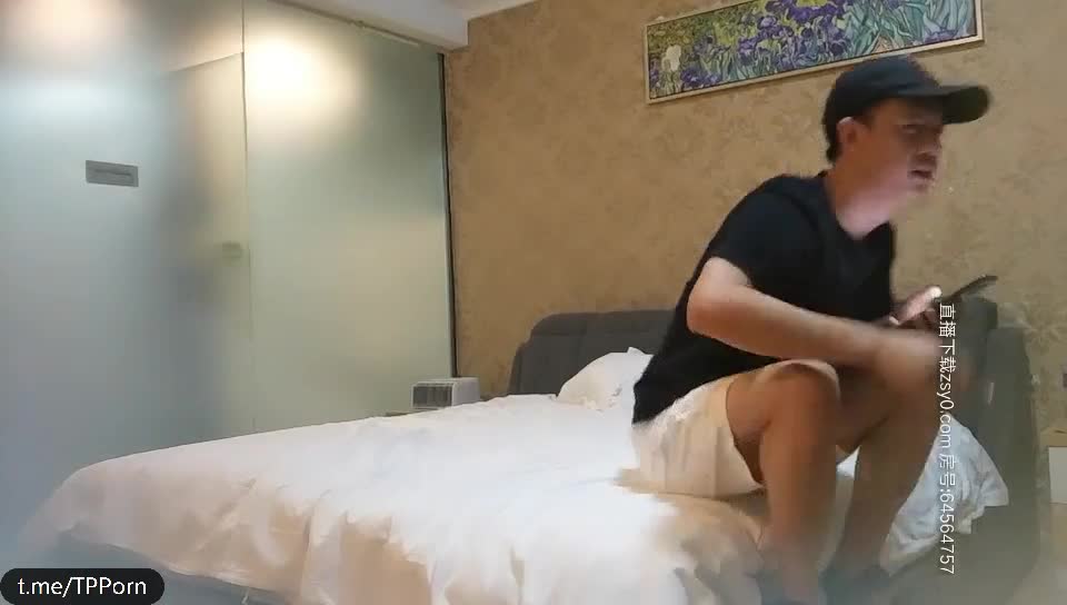 雇佣黑人留学生酒店嫖妓偷拍高价约两个小姐姐玩双飞