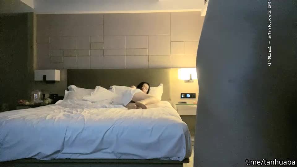 【#白嫖探花&技术博主】， 第二场，巨乳小妹，凌晨1点继续搞了个第二炮就吃饭陪妹子聊天撩妹环节，浓亲蜜意妹子已经不能自拔 防走失导航-->@QWFL8 13