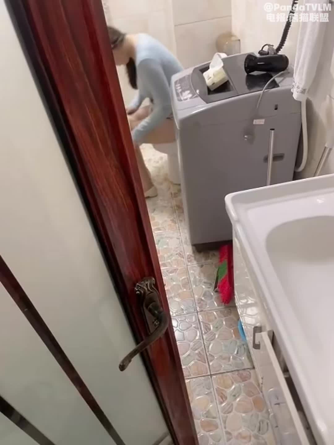 离异少妇邻居邀我小酌 不胜酒力醉倒后任我摆弄爆艹 成了我的长期炮友