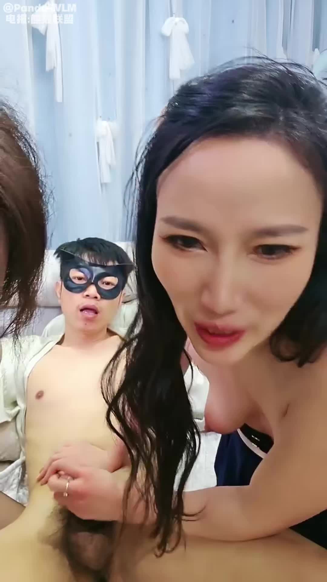 熟女丝袜姐妹花【苍井潮吹姬】与精瘦男3人拥抱接吻互舔场面淫荡，两骚逼争抢被操激情满满，女同互插无比香艳