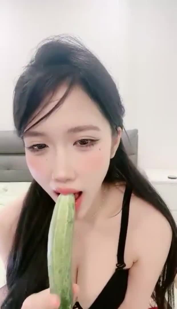 【#豆豆学妹吖】网红脸反差婊 校花级大美女！全裸美胸白虎逼 道具自慰狂插~高潮喷水不断防狼喷雾 一件代发