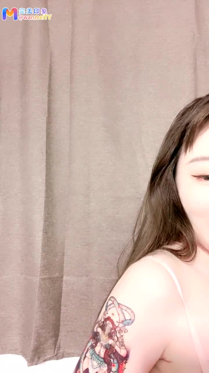 顶级尤物精彩来袭！纯天然的白虎，如充气娃娃一样粉嫩，奶子小穴超粉防狼喷雾 一件代发