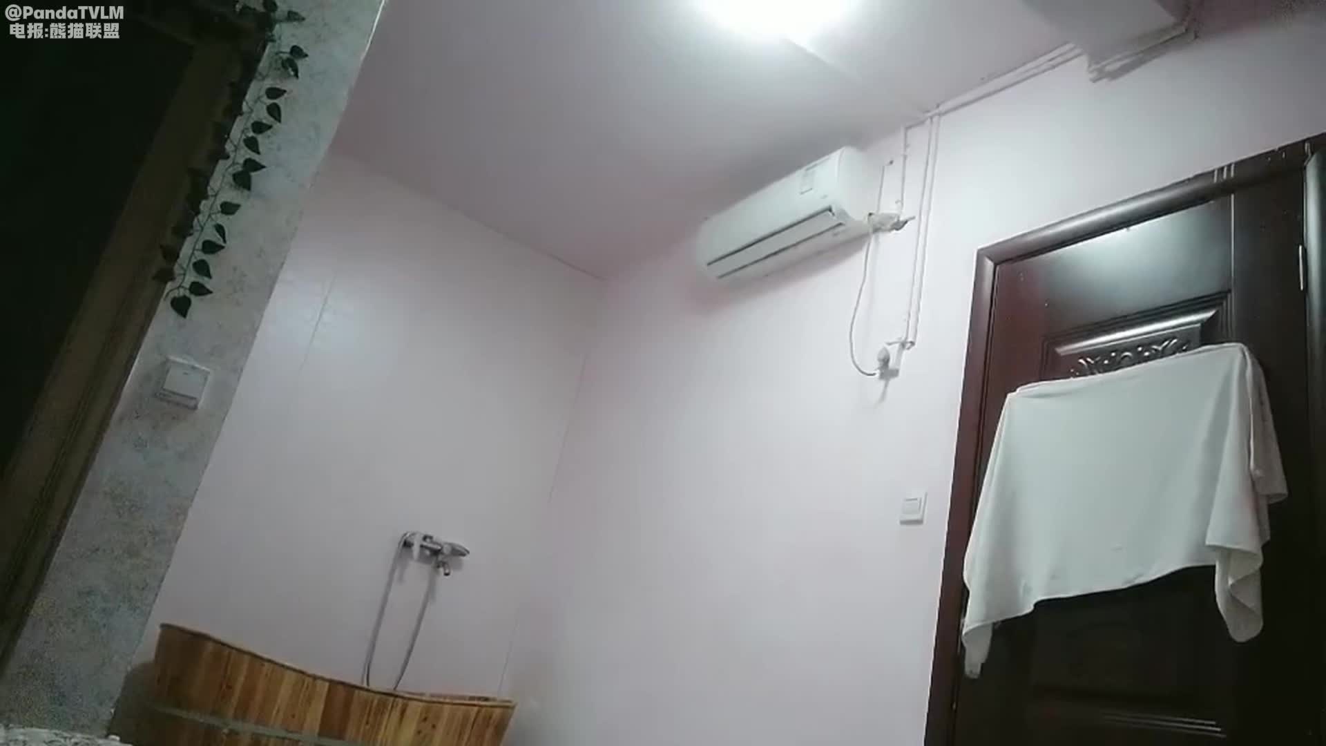 #熟女技师漂亮少妇技师 去洗洗你知道我的爱好 骚逼舔的受不了 亲亲嘴舔舔逼 被疯狂输出 操的哥们上气不接下气太猛了