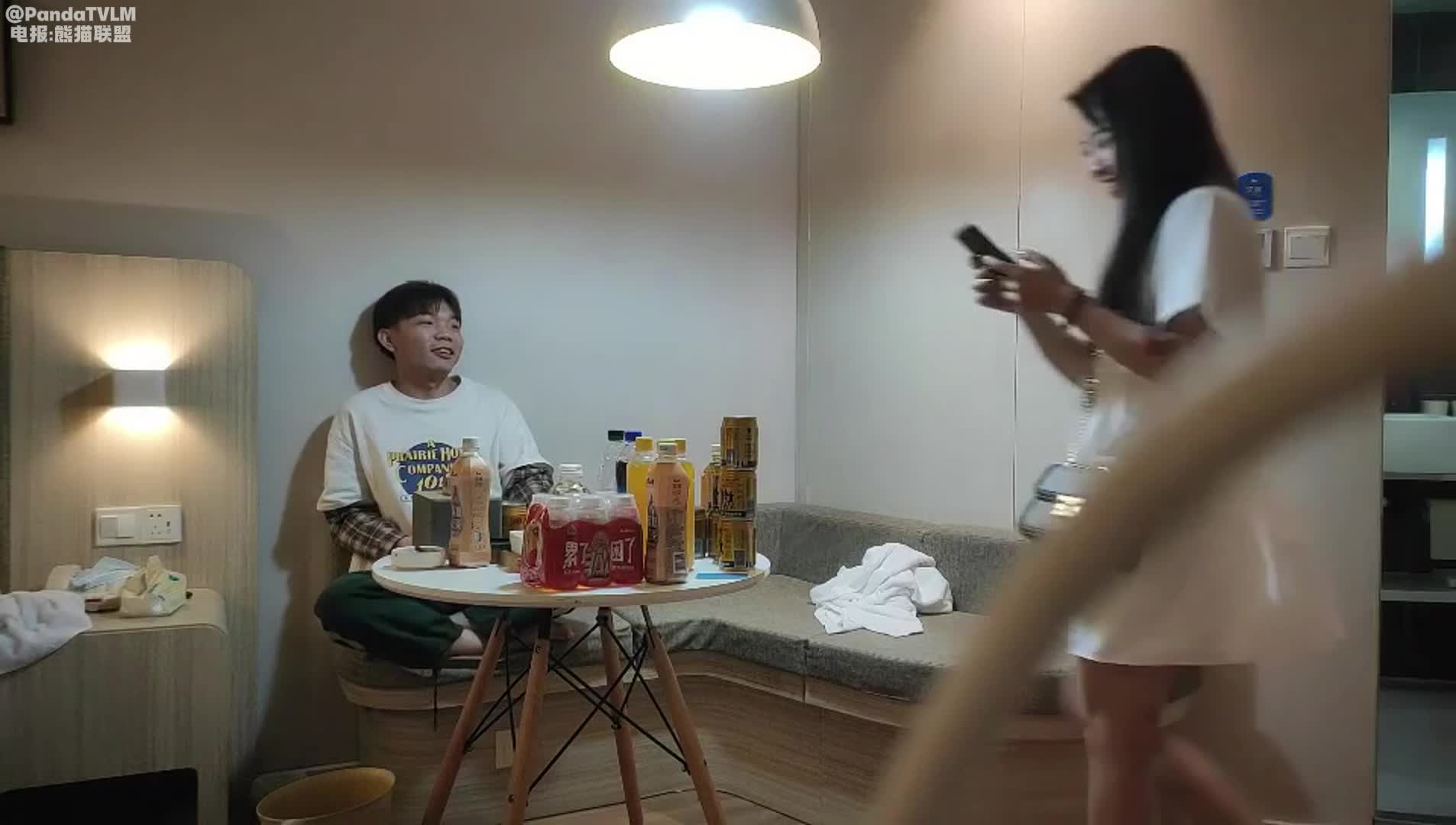 深夜兄弟二人约了个小少妇3P