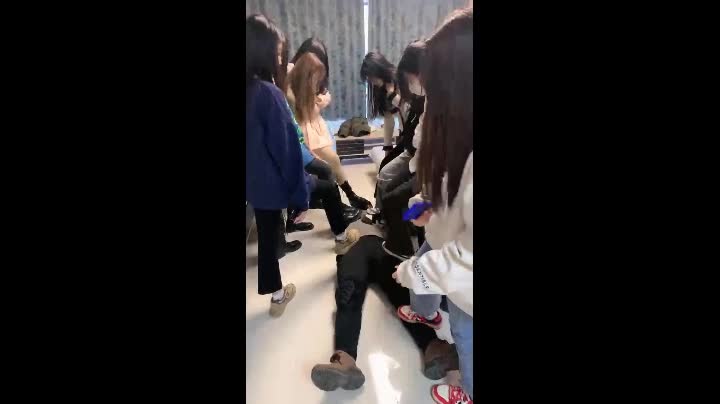 小太妹（也可叫 #精神小妹）众人调教一个男奴，7 8个萝莉 少女玩一个男M，又是踩踏又是舔脚舔鞋，还主动塞他嘴里喂他！配上语音羞辱看的好兴奋啊！换我来，踩我！踩我！让我舔脚！防狼喷雾 一件代发