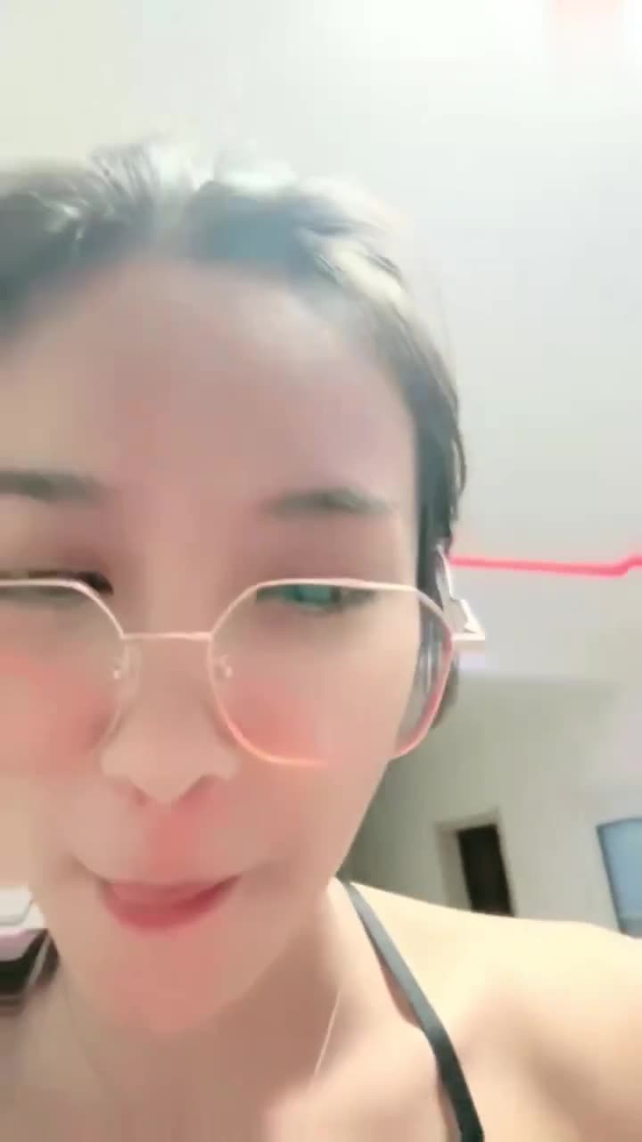 【最新自录细腰美臀性感御姐】大黑牛自慰流白浆