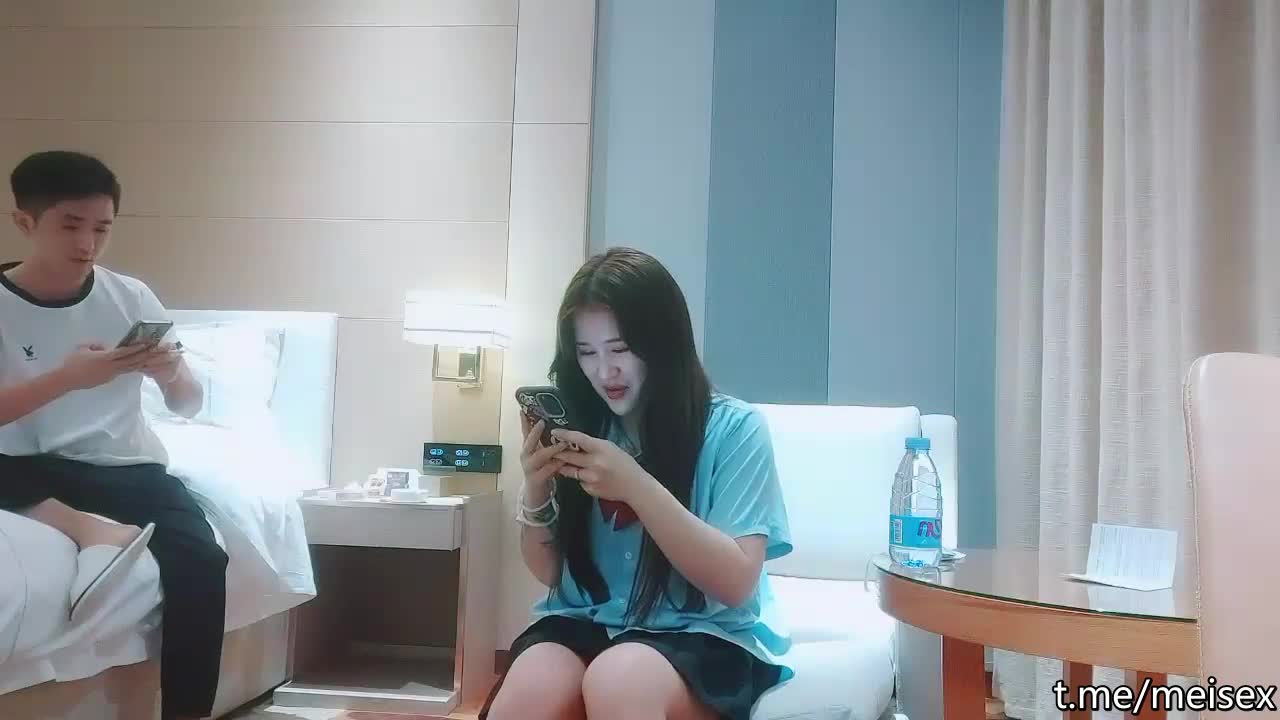 酒店操花臂纹身胖妹，一线天肥逼，扶着大白屁股后入
