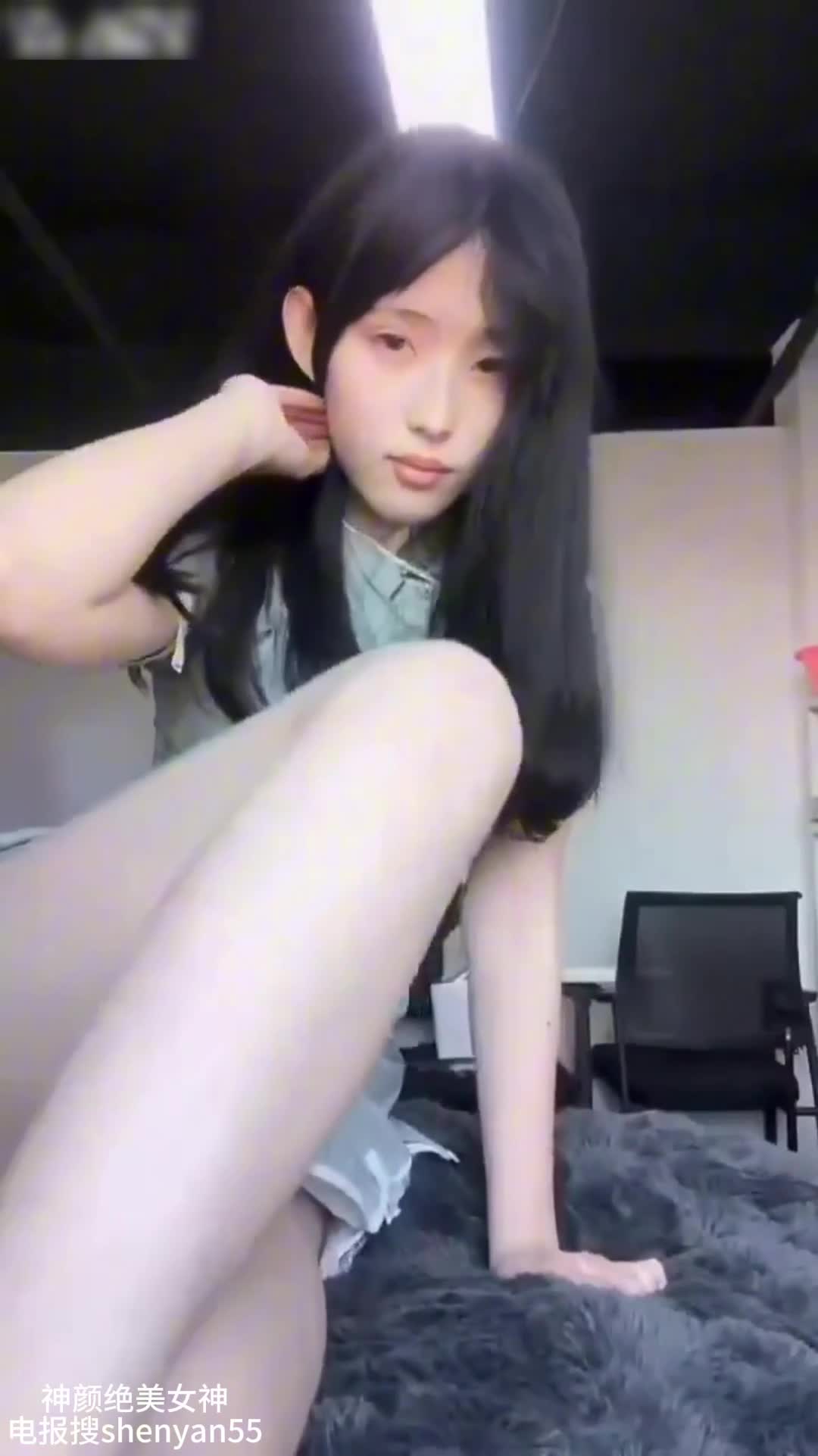 #学生 #超高颜值 #美乳 #白虎 反差还是大学生带劲 又嫩又骚 把骚逼的毛剃光 在宿舍勾引哥哥们 女主：张人