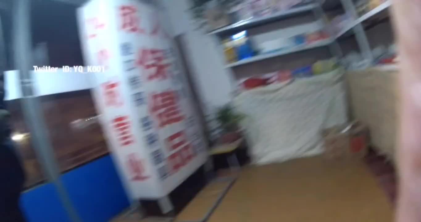 YQ_K001又勾引情趣用品店老板 店主是一个上了年纪的老人了 老婆现场试了情趣内衣又让老板现场示范震动棒用法