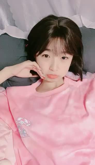 她好美 有生之年可以操到这种女大学生吗 我不想打飞机了 呜呜呜