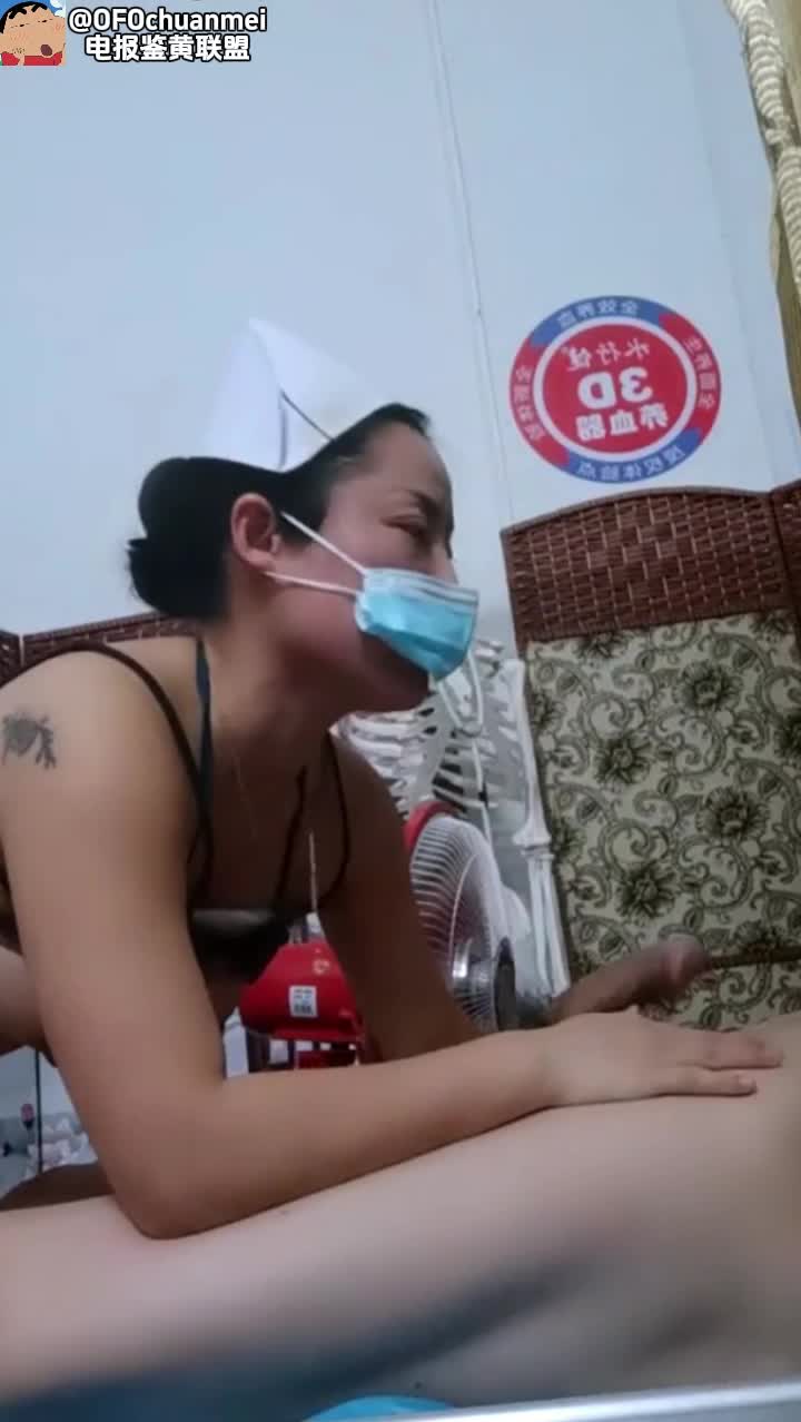 淫荡熟女保健医生以治疗名义勾引小伙打炮直播