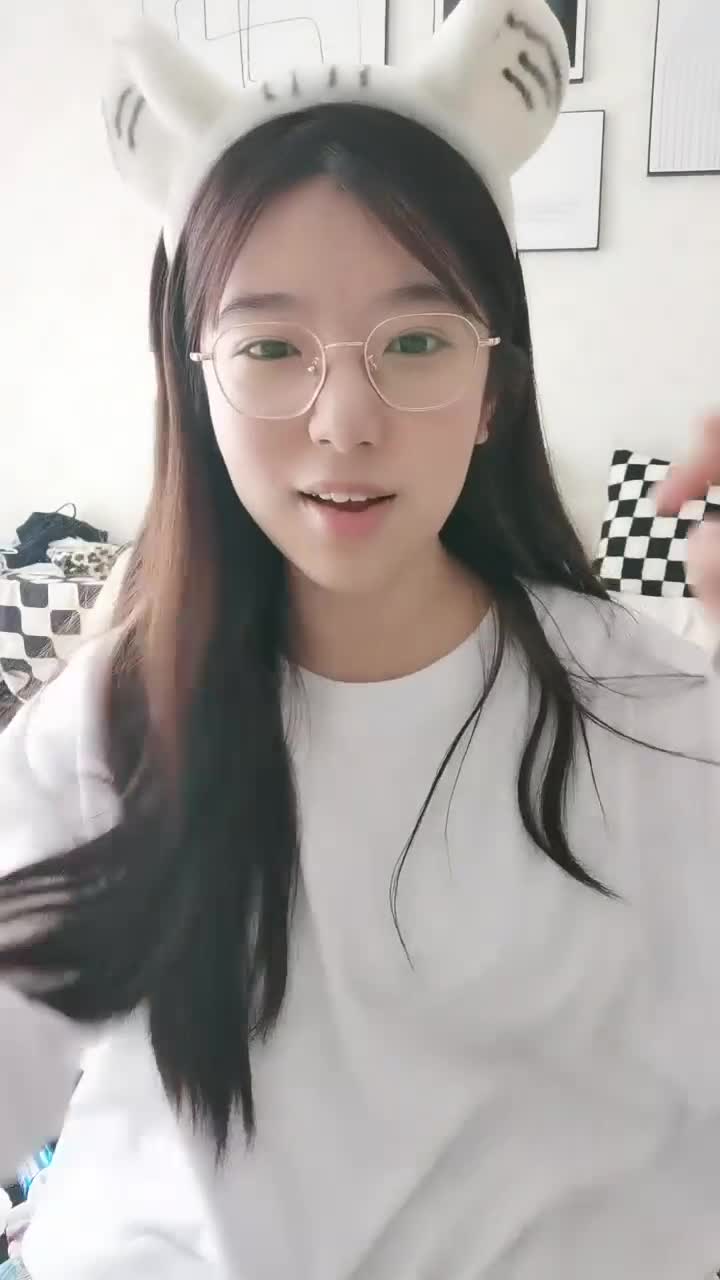 #小鱼仔仔 竟然是个拥有大奶子娘萝莉肥臀的反差婊