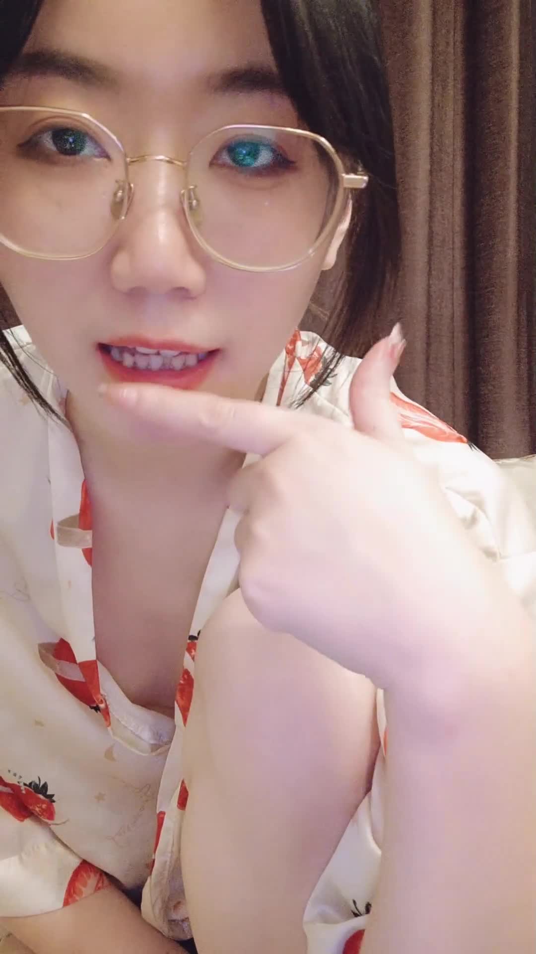 还是现在的日子好 能天天看美女直播 打飞机 群主以前只能幻想小美 打