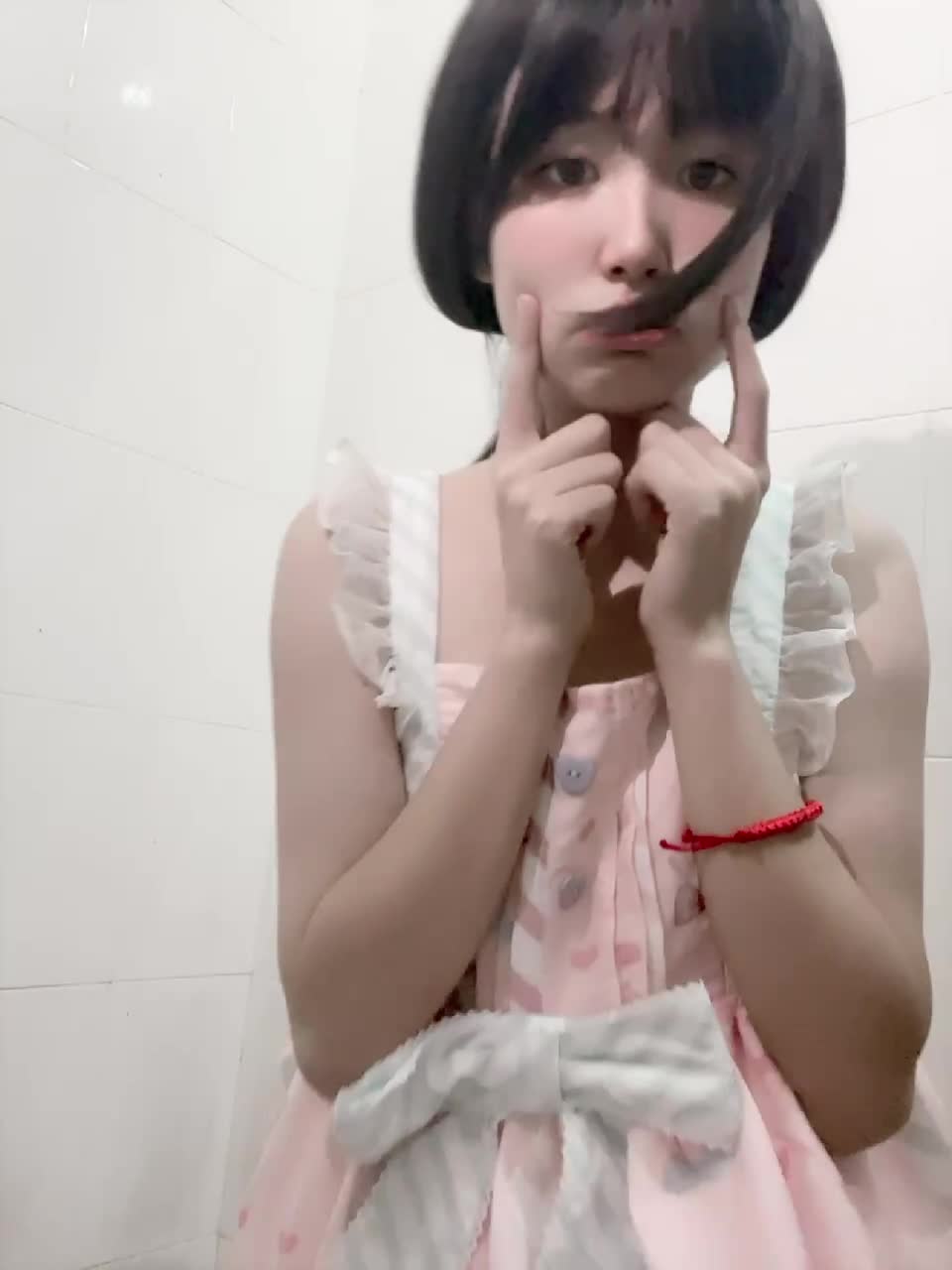 #小菲 学校寝室洗手间自慰还开门很刺激