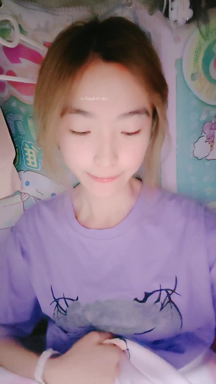 她好美 有生之年可以操到这种女大学生吗 我不想打飞机了 呜呜呜