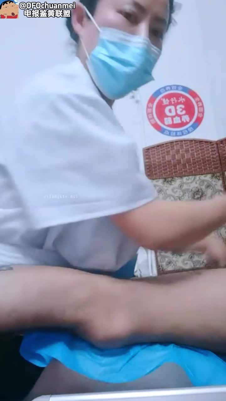 淫荡熟女保健医生以治疗名义勾引小伙打炮直播