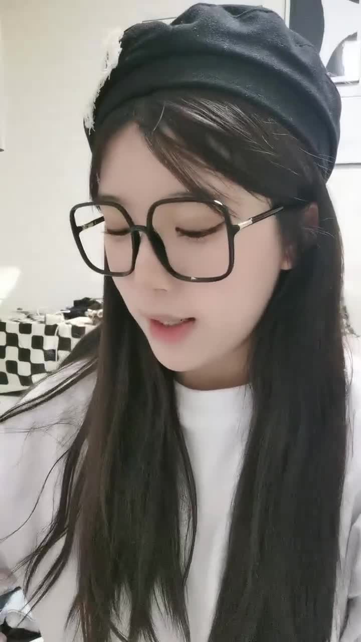 #小鱼仔仔 竟然是个拥有大奶子娘萝莉肥臀的反差婊
