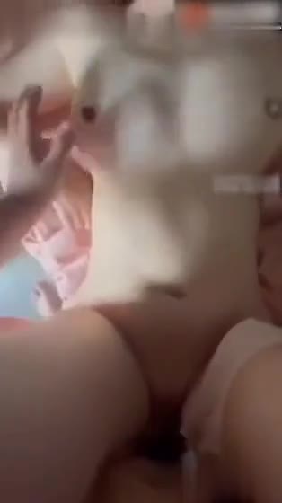 干婊子的最佳视角，劈腿狂插，淫叫不停，劈开双腿皆是正义