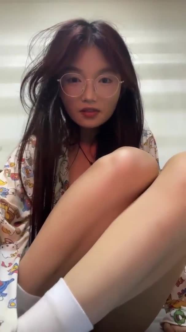 反差眼镜精神小太妹困困兔宿舍直播大秀，奶子再大点就完美了
