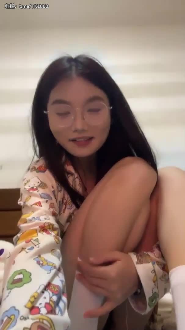反差眼镜精神小太妹困困兔宿舍直播大秀，奶子再大点就完美了
