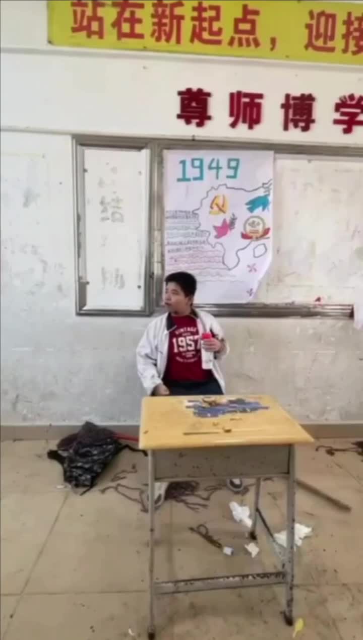 2月19日广东湛江吴川市第三中学发生一起校园霸凌事件，一名身穿校服的男生坐在教室最后一排，手中拿着一个乳白色杯子。先是一名同学用笤帚顶着他的胸部，随后另一名同学拿起地上黑色口袋里的异物，试图强行塞入其口中，在此过程中，又有同学用拖把殴打其脸和头部，还有人飞踹他、扔拖把。整个过程持续约 1 分钟。打人者与受害者均为初一年级的同班同学，年龄在 13 至 14 岁之间。受害者经过初步检查后在家中休息，学校心理老师也对其进行了心理辅导。打人的 4 名男生已被警方会同学校采取了相应的惩戒措施，目前在家未返回学校。