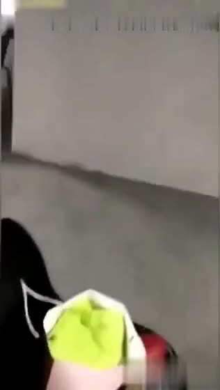 奇葩街射系列，专挑时尚美女跟踪到家门口顶臀射精到人家屁股鞋子上