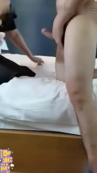 开房操丈母娘，守寡多年的老骚逼太饥渴了