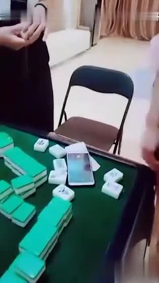 打完麻将和两个气质高跟少妇，再麻将桌沙发上啪啪后入
